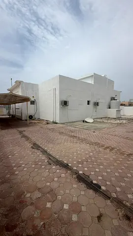 Commercial villa for annual rent in the Al-Deezat area, near Sharjah Club. Commercial layout: 3 large halls, 7 rooms, 6 bathrooms, storage room, 3 hal