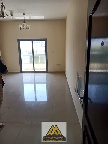 بلكونه / مطله ع المدرسه / غرفه وصاله / مساحه كبيره / سعر مميز / ع الطريق الرئيسي /