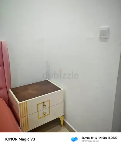 سرير كوين مع اثنين كوميدينو Queen-size bed with two nightstands.