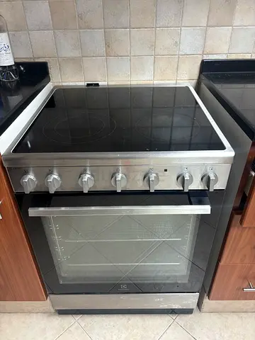 Electrolux freestanding electric ceramic hob with oven - good condition and light use.