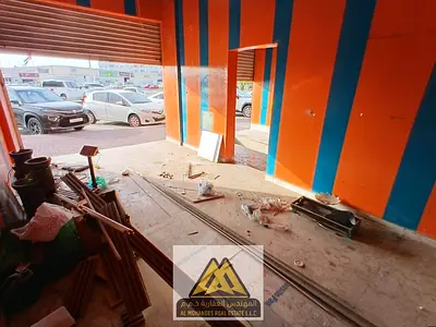 A commercial space in a prime location with a practical design, ready for immediate use and suitable for regular maintenance by the owner.