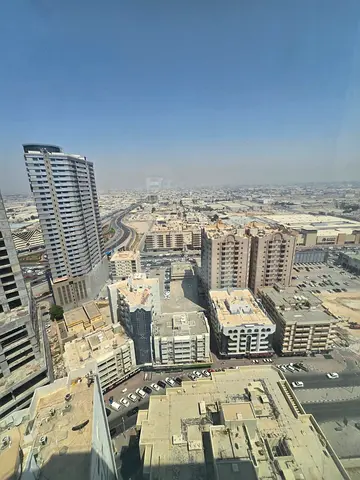 فرصة مميزة للسكن في واحدة من أكثر المناطق حيوية في الشارقة، شقة واسعة مكونة من غرفتي نوم وصالة ومطبخ وحمامين مساحة واسعة نكببف مجاني