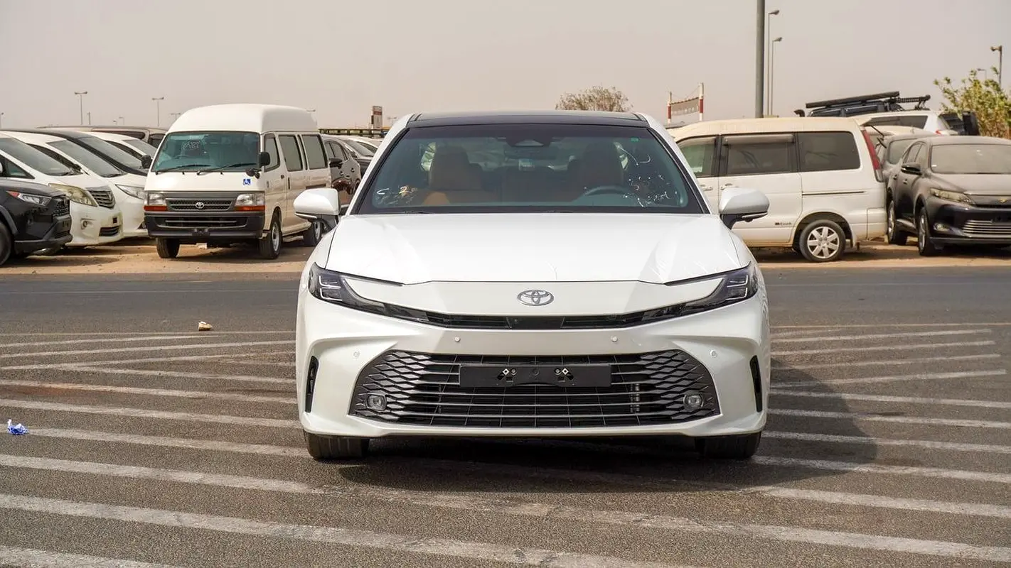 Toyota Camry 2026 — photo 1 of 19