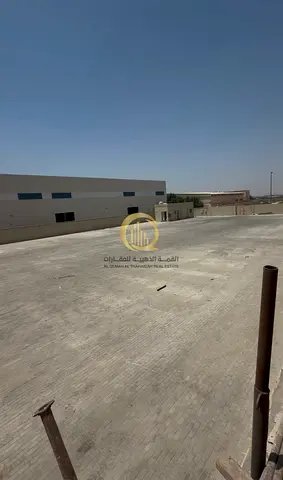للبيع ارض في الصجعة الصناعية , مدينة الامارات , بلوك 7 مسورة فيها مكاتب + حمام + مطبخ