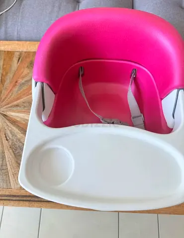 Portable pink baby feeding chair with tray