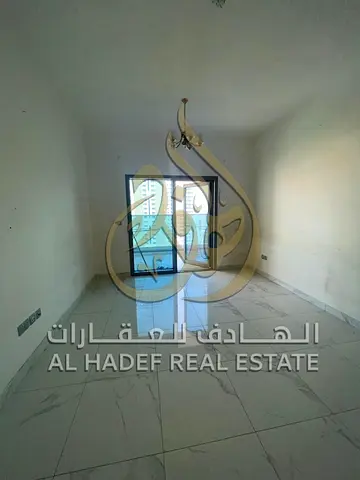 ٣ غرف وصالة مع غرفة خادمة في المجاز 1، غرفة ماستر، 4 حمامات، بلكونتان، جيم وباركن مجاني، قريبة من جميع الخدمات.