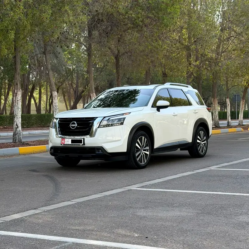 Nissan Pathfinder 2022 — photo 1 of 6
