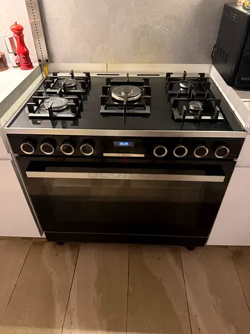 Bosch new latest model full heavy duty gas cooker top 5 burner 90by60cm size excellent working good