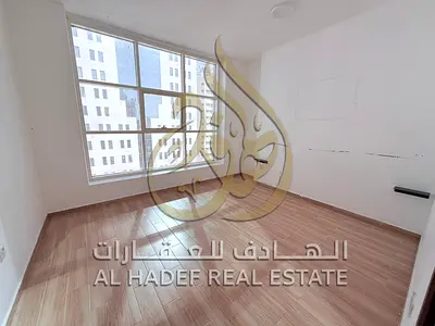 شقة غرفتين وصالة للإيجار السنوي في المجاز 3 الشارقة بلكونة بإطلالة مفتوحة جيم مجاني مسبح مجاني باركنج مجاني برج عائلي راقٍ موقع مميز قريب من الكورنيش