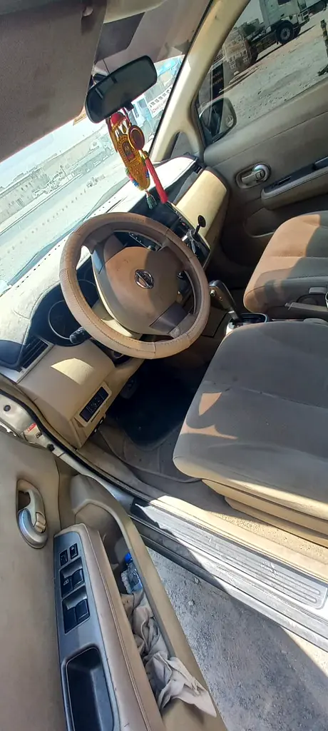 Nissan Tiida 2011 — photo 1 of 6