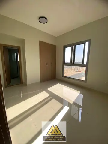 الشقة تتميز بتقسيم مريح وعدد حمامات مناسب، مع موقع استراتيجي يسهل الوصول منه إلى الشارقة ودبي.