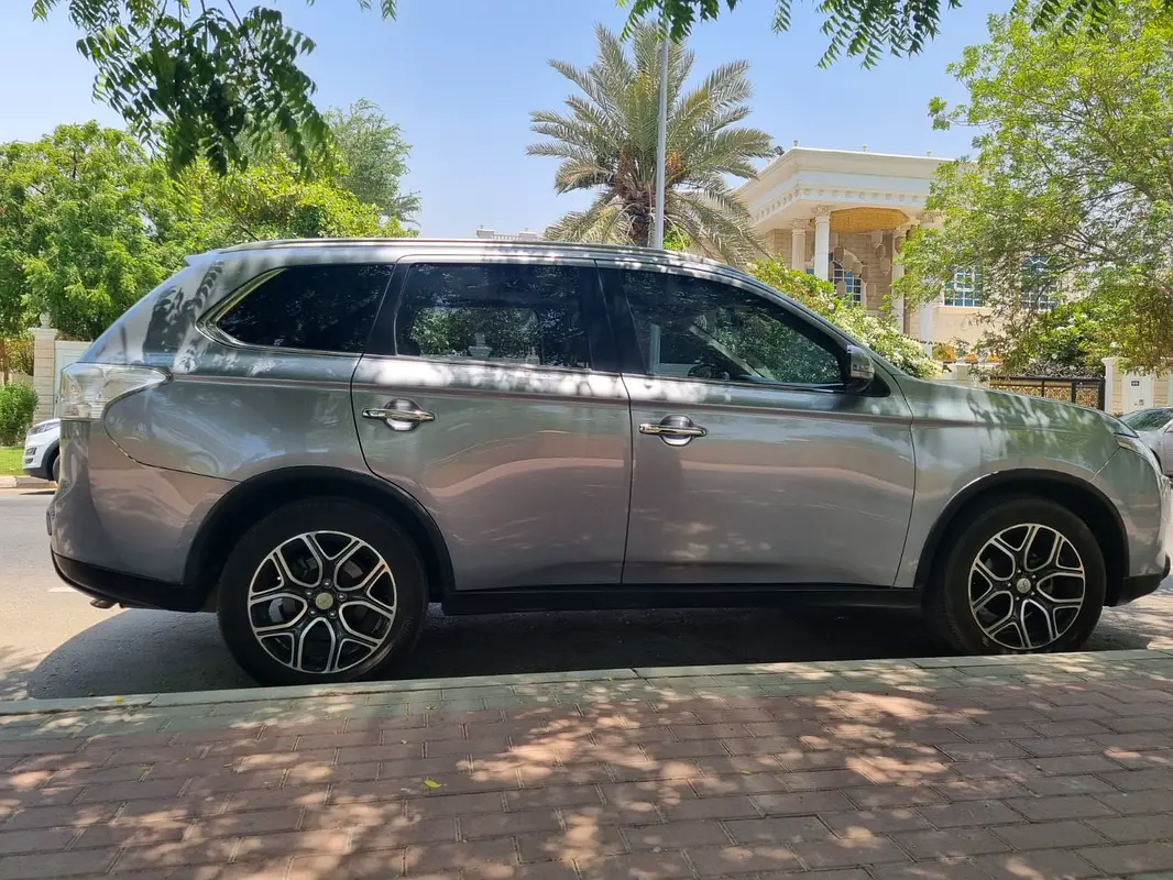 Mitsubishi Outlander 2015 — photo 1 of 6
