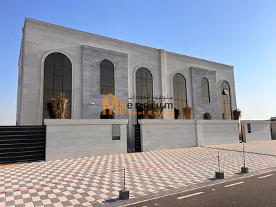 للبيع فيلا فاخرة في مزيرعة ساكن اول سعر مميز وعلى شارع 36