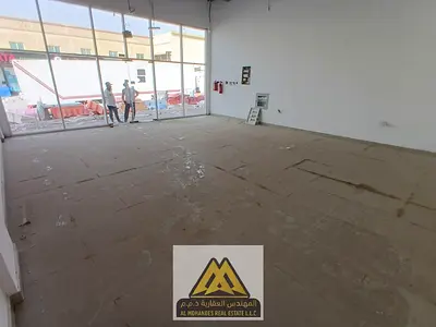 A commercial space in a prime location with a practical design, ready for immediate use and suitable for regular maintenance by the owner.
