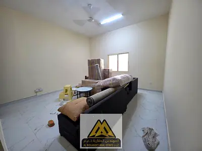 مساحة كبيرة وتصميم مريح | تكييف سبليت جديد | موقع مميز على شارع الشيخ عمار مباشرة | قريب من جميع الخدمات | سهل الوصول إلى دبي والشارقة