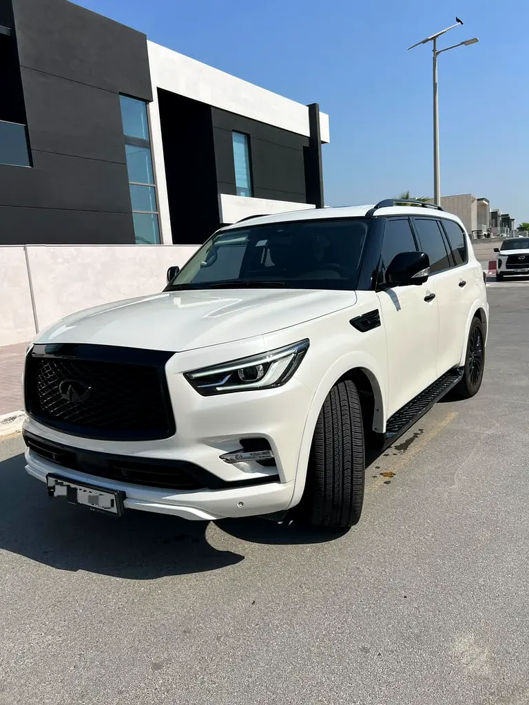 Infiniti QX80 2023 — photo 1 of 3