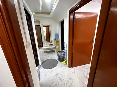 شقه غرفتين وصاله مع الفرش بليواره قريبه لمرسي عجمان وقريبه من جميع الخدمات سهلة الخروج لدبي والشارقه