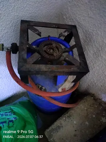 Gas cylinder with regulator and chula