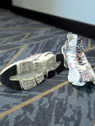 Modern patterned chunky sneakers