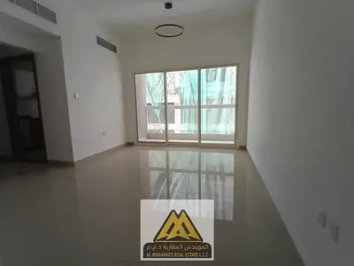 استمتع بالسكن في واحدة من أجمل الشقق الجديدة في منطقة الجرف 3 – عجمان، حيث تجمع هذه الشقة بين التشطيبات العصرية، والمساحات المريحة، والموقع الحيوي