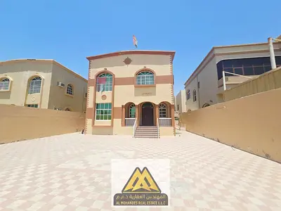 فرصة عائلية ذهبية لا تعوض للايجار السنوي فيلا ملكية فخمة للغاية بنظام 5 غرف نوم وصالة ومجلس بمساحة أرض ضخمة في منطقة الروضة 2 عجمان بموقع استراتيجي سا