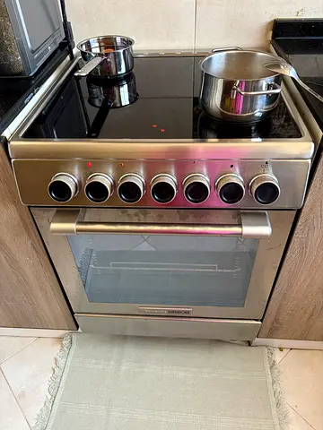 Stainless Steel Freestanding Oven with 4 Burners – Good Working Condition. New Price was 2500aed.