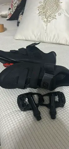 Brand new Bontrager Starvos shoes (EU 41)
* New cleats already fitted
* Matching Bontrager clipl