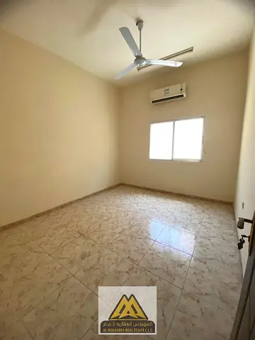 استوديو ملكي بمساحة شاسعة ومطبخ منفصل للإيجار السنوي | الروضة 3 عجمان موقع استراتيجي على شارع رئيسي قريب من شارع الشيخ عمار  صيانة مجانية، تكييف سبلي