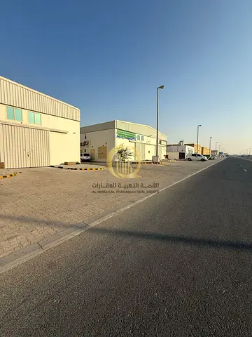 مستودعات للبيع في الشارقة الصجعه الصناعيه مدينة الامارات الصناعية  عبارة عن26 مستودع شارع 36  رئيسي قريب من السكراب مساحة الارض 64.018 قدم مربع