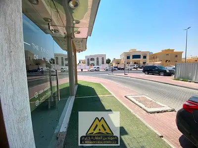 فرصة مميزة لبدء أو توسعة نشاطك التجاري محل تجاري مع ميزانين في الجرف 3 بالقرب من جميع الخدمات