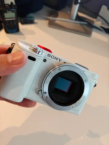Limited sony a6000 white leather body(no lens), 4 batteries + batery grip + charger CONDITION 10/10