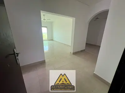 فرصة مميزة للإيجار السنوي في منطقة المويهات 3 بعجمان، شقة واسعة جداً بتصميم عملي ومساحات مريحة، تقع على الطريق الرئيسي في موقع حيوي قريب من جميع الخدم