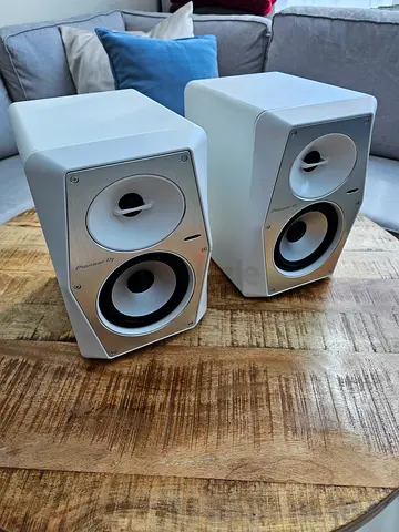 Pioneer DJ VM-50-W Active Monitor Speakers – White – Like New, Boxed