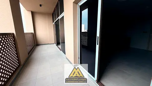 اجمل واكبر 3 غرف وصاله بكورنيش عجمان مع بلكونه باطلاله مفتوحه مع غاز فري
