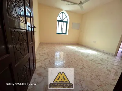 شقة غرفة وصالة بمساحة كبيرة وبلكونة في الراشدية 1 عجمان موقع مميز على شارع الميناء مقابل سوق السمك