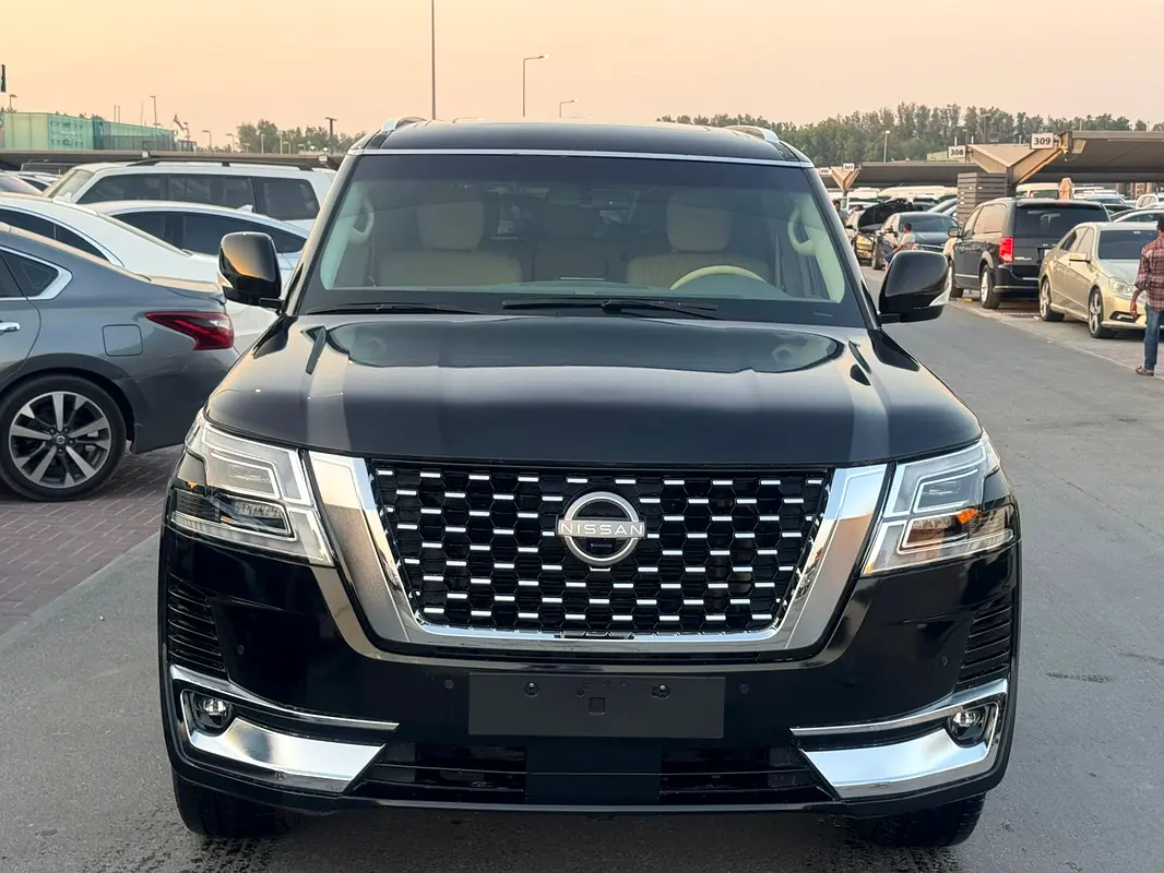Nissan Patrol 2012 — photo 1 of 10