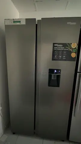 Side-by-side stainless steel refrigerator with water dispenser