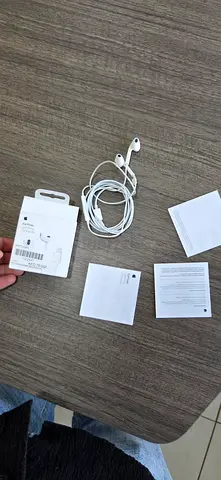 Apple earpods lightning connector