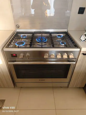 Bosch 5-Burners full electric digital cooking range Sam like new condition 90cm