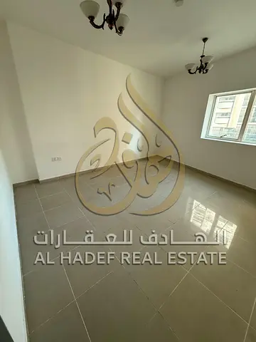 للإيجار السنوي في الشارقة منطقة التعاون شقة غرفة وصالة بموقع مميز بالقرب من مول العرب ونستو ودوار التعاون مع سهولة الوصول إلى دبي ومناسبة للعائلات مع