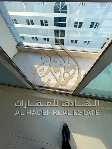 3 غرف وصالة مع غرفة خادمة في أبو شغارة، 4 حمامات، بلكونتان، خزائن بالحائط، جيم ومسبح وباركن مجاني. غرفة قمامة ونظافة يومية، قريبة من جميع الخدمات.
