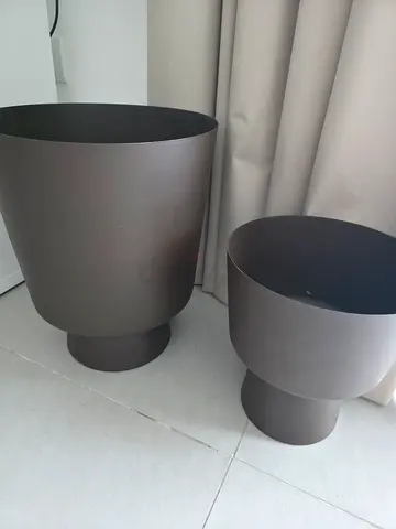 Set of 2 large brown indoor/outdoor plant pots (metal)