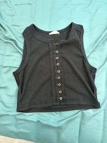 Woman’s crop shirt