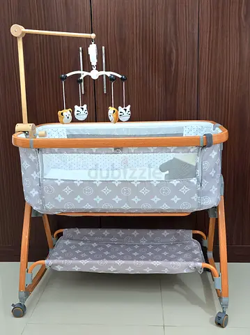 Bed side Baby Bassinet with wheels and rocking style. Portable and easy to store, with side zips.
