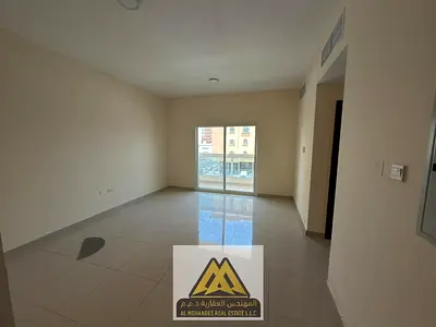 شقة مميزة بموقع استراتيجي وإطلالة رائعة، مناسبة للسكن العائلي في منطقة حيوية وقريبة من جميع الخدمات. بلكونة بإطلالة مميزة