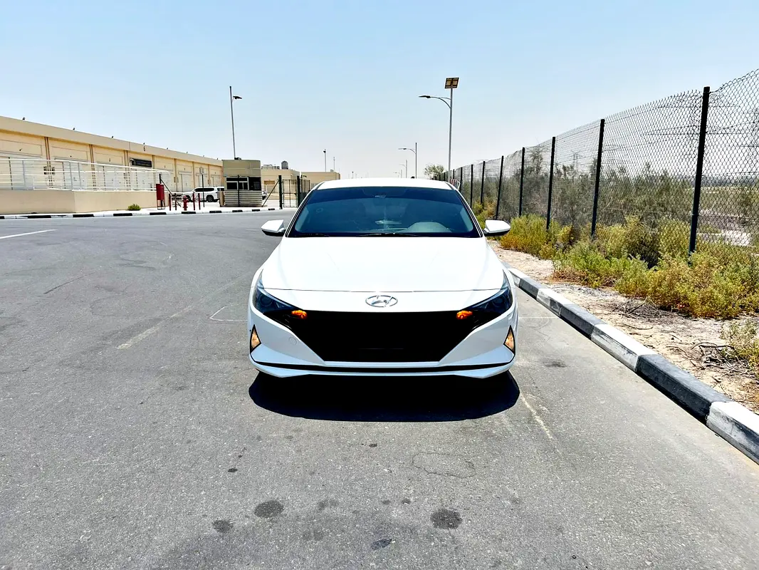 Hyundai Elantra 2023 — photo 1 of 13