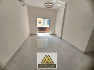 تتميز الشقة بتصميم عملي ومساحات مريحة، وتضم غرفة نوم ماستر، وصالة واسعة، وحمامين، وبلكونة توفر إضاءة طبيعية وتهوية ممتازة، مما يجعلها خيارًا مثاليًا ل