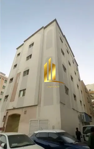 بناية استثمارية للبيع في النباعة بالشارقة تضم 14 وحدة سكنية ومحلات بعائد إيجاري مميز
