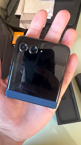Motorola Razr 60 Compact flip-style Android phone with dual cameras (excellent condition) brand new