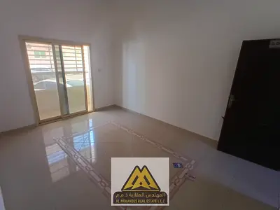 شقة أرضية غرفتين وصالة بتكييف مركزي وبلكونة للإيجار السنوي في الروضة 3 عجمان